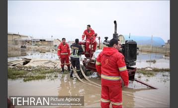 تخلیه آب از منازل مسکونی شهر آق قلا 44