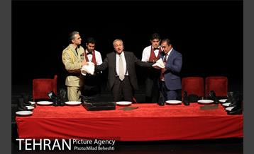 نمایش راپورت های شبانه دکتر مصدق‎ 3