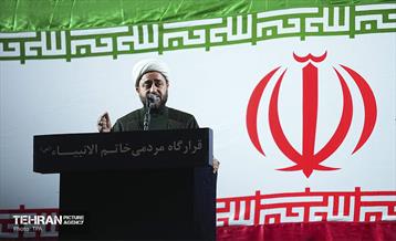 آیین بدرقه زائر اولی‌ها به‌ سوی عتبات عالیات در میدان انقلاب 48