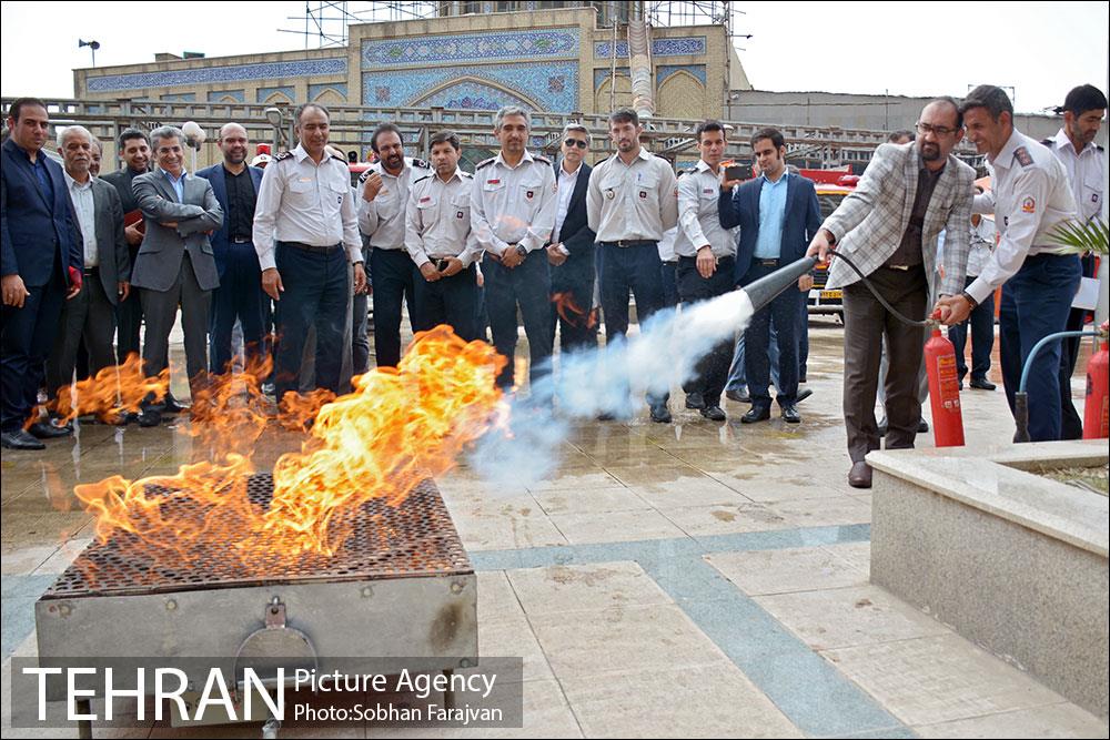 بازدید اعضای شورای اسلامی شهر از نمایشگاه آتش نشانی 17
