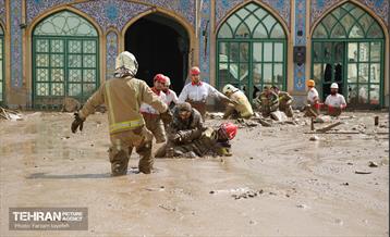 تلاش نیروهای امدادی شهرداری تهران برای تخلیه مناطق سیل زده کن