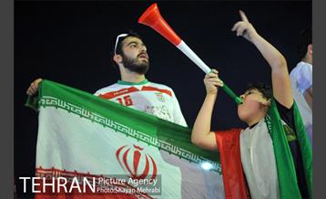 شادی خیابانی مردم بعد از پیروزی تیم ملی ایران 5
