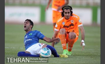 دیدار تیم های فوتبال سایپا و صنعت نفت آبادان