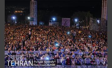 اجرای خیابانی محمد معتمدی و ارکستر سازهای ملی ایران در بوستان آب و آتش 7