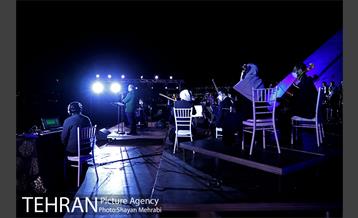 کنسرت آنلاین علیرضا قربانی در میدان آزادی 10