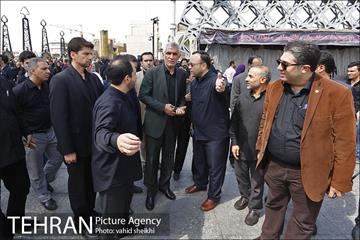 حضور شهردار برای اقامه نماز ظهر عاشورا در میدان امام حسین (ع) 1