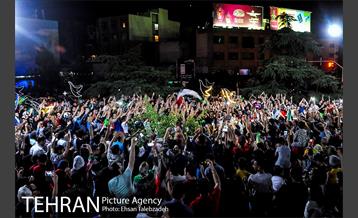 شادی مردم تهران پس از صعود تیم ملی فوتبال به جام جهانی 16