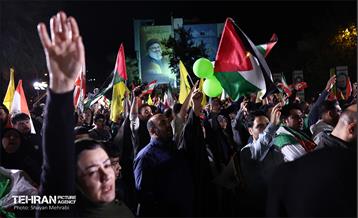 شادی مردم تهران پس از حمله موشکی ایران 22
