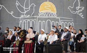 استقبال از خانواده شهدای غزه در میدان فلسطین تهران 15