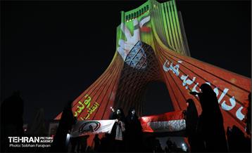 نورافشانی جشن پیروزی انقلاب اسلامی در میدان آزادی 22