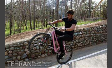 دوچرخه سواری در پارک چیتگر