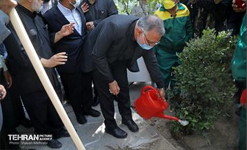 نواخته شدن زنگ دانش آموز شهید در قطعه شهدای گمنام 22