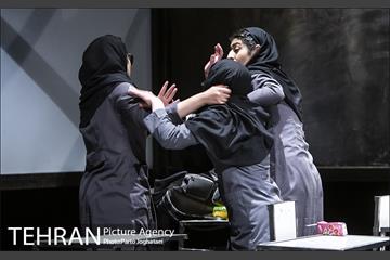 نمایش «است» 9
