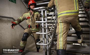 مسابقه پله‌نوردی آتش‌نشانان در برج میلاد 42