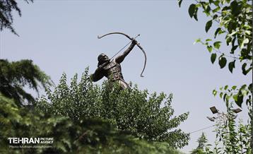 رونمایی از مجسمه آرش کمانگیر در میدان ونک 8
