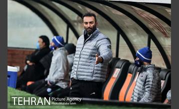 دیدار تیم‌های فوتبال استقلال و صنعت نفت آبادان  11