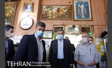 بازدید شهردار تهران از قهوه‌خانه حسین رمضان یخی در محله دروازه غار 18