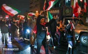 کاروان‌ موتوری و خودرویی از میدان انقلاب تا ساختمان هلال احمر تهران 13