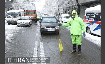 بازدید شهردار تهران از ستاد برف روبی منطقه 11 8
