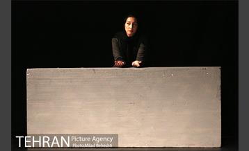 نمایش چند تکه لغزان، بر لبه سران یک وضعیت پیچان‎ 17