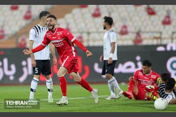 دیدار تیم های فوتبال پرسپولیس تهران و نفت مسجد سلیمان 17