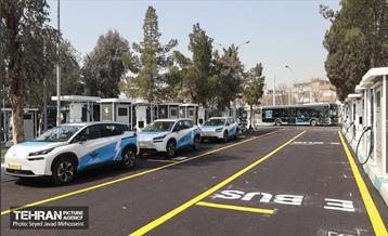 افتتاح ۳ ایستگاه شارژبرقی و رونمایی از تاکسی برخط 45