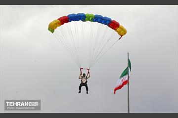 پرش چتربازان از برج میلاد تهران 10