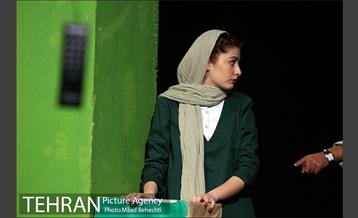 نمایش چند تکه لغزان، بر لبه سران یک وضعیت پیچان‎ 4