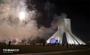 نورافشانی میدان آزادی در حمایت از تیم ملی 21