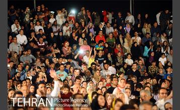 ویژه برنامه شب فیروزه ای در دریاچه شهدای خلیج فارس 8