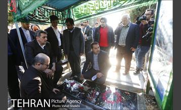 زیارت شهردار تهران از قبور شهدای دفاع مقدس 19
