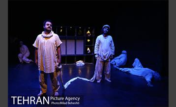 نمایش در انتظار ماهی سیا متوسط 16