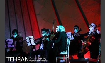 کنسرت آنلاین علیرضا قربانی در میدان آزادی 25