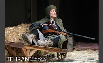 نمایش صبح یک روز لعنتی‎ 17