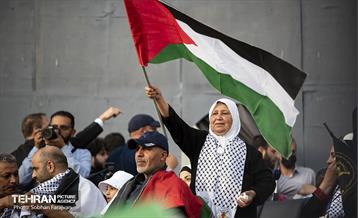 استقبال از خانواده شهدای غزه در میدان فلسطین تهران 18