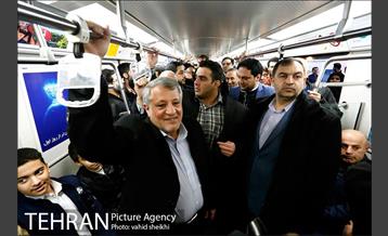 حضور شهردار تهران در راهپیمایی با مترو 25
