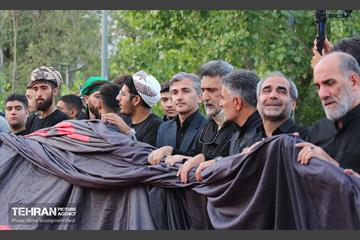 اهتزاز پرچم عزای حسینی بر فراز برج پرچم ایران 10