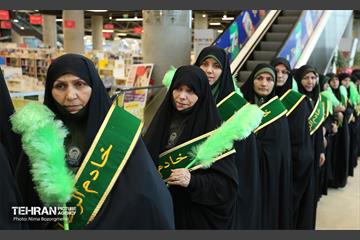 اهتزاز پرچم سبز رضوی بر فراز برج پرچم ایران 32