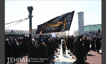 مراسم عزاداری ظهر عاشورا در میدان امام حسین(ع) 19