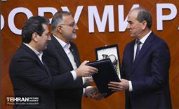 تقدیم لوح ریاست دوره‌ای مجمع شهرداران آسیایی به معاون اول شهرداری دوشنبه