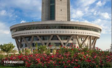 آماده سازی برج میلاد برای عید نوروز 1