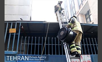 بازدید شهردار تهران از محل آتش‌سوزی ساختمان برق حرارتی وزارت نیرو  2