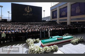مراسم اقامه نماز بر پیکر آقای شهید ایران 38