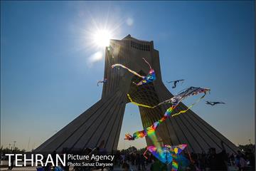همایش زنگ تحرک و جشنواره بادبادک ها در میدان آزادی 25