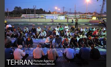 افطاری ساده در پایانه تاکسیرانی صادقیه 22