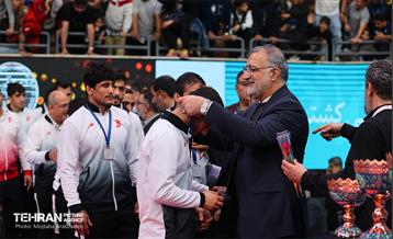 مراسم اهدای کاپ قهرمانی تیم‌های برتر کشتی آزاد توسط شهردار تهران و وزیر ورزش 22