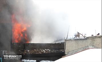 آتش‌سوزی انبار چسب در بازار تهران 37