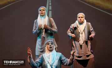 نمایش پیرزنی که در زمین خانه داشت‎ 18