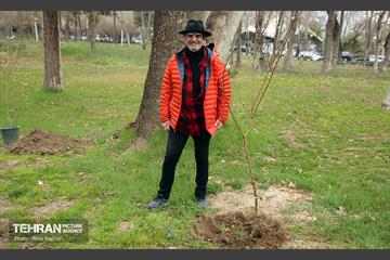 کاشت درخت توسط هنرمندان در فرهنگسرای نیاوران 4