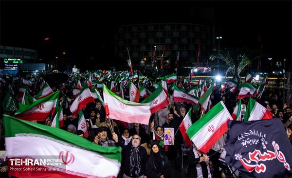 مراسم وداع با شهدای ناوشکن دنا در میدان ولیعصر(عج)